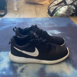 Nike size 8 black and white shoes dr schools inserts